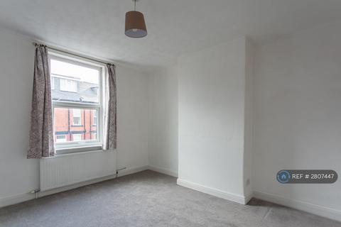 2 bedroom terraced house to rent, Cecil Mount, Leeds, LS12