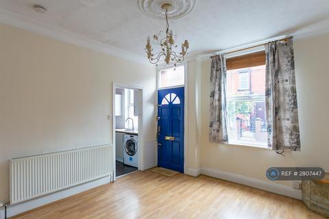 2 bedroom terraced house to rent, Cecil Mount, Leeds, LS12