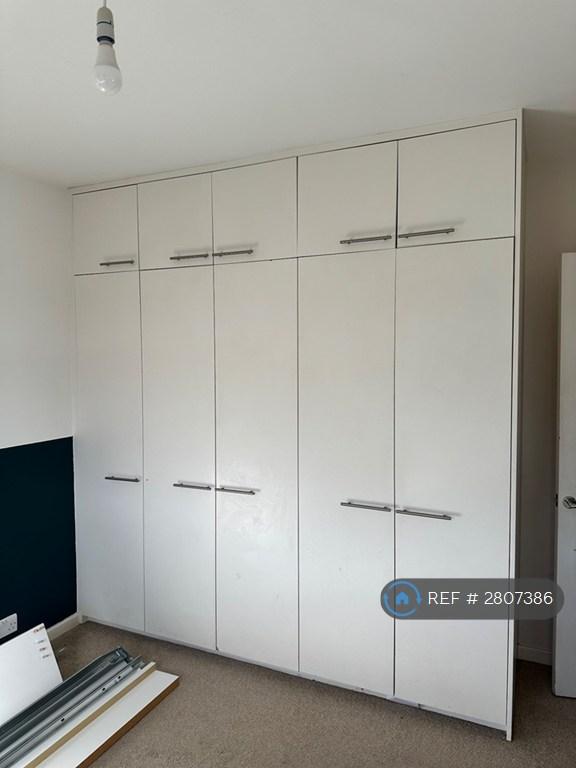 Double Bedroom Built-Ln Wardrobe
