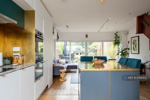 3 bedroom terraced house to rent, Grassmount, London, SE23