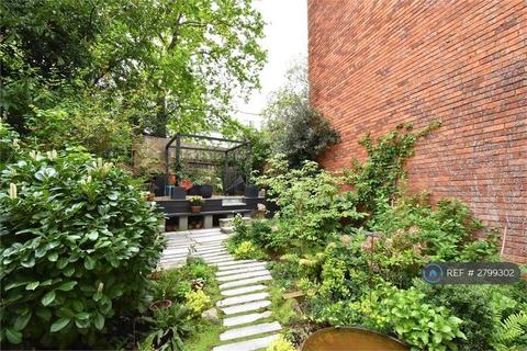 3 bedroom terraced house to rent, Grassmount, London, SE23
