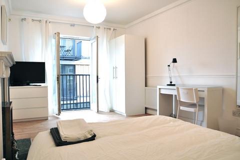 3 bedroom apartment to rent, Leathermarket Court, London,SE1