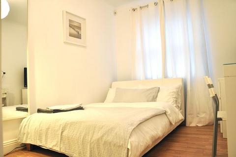 3 bedroom apartment to rent, Leathermarket Court, London,SE1