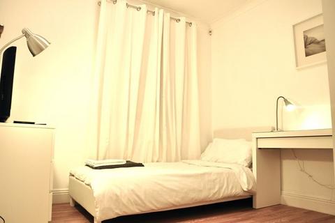 3 bedroom apartment to rent, Leathermarket Court, London,SE1