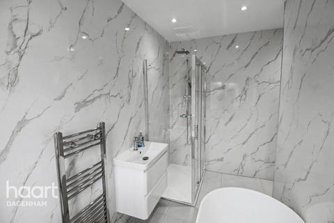 2 bedroom end of terrace house to rent, Beam Avenue, Dagenham