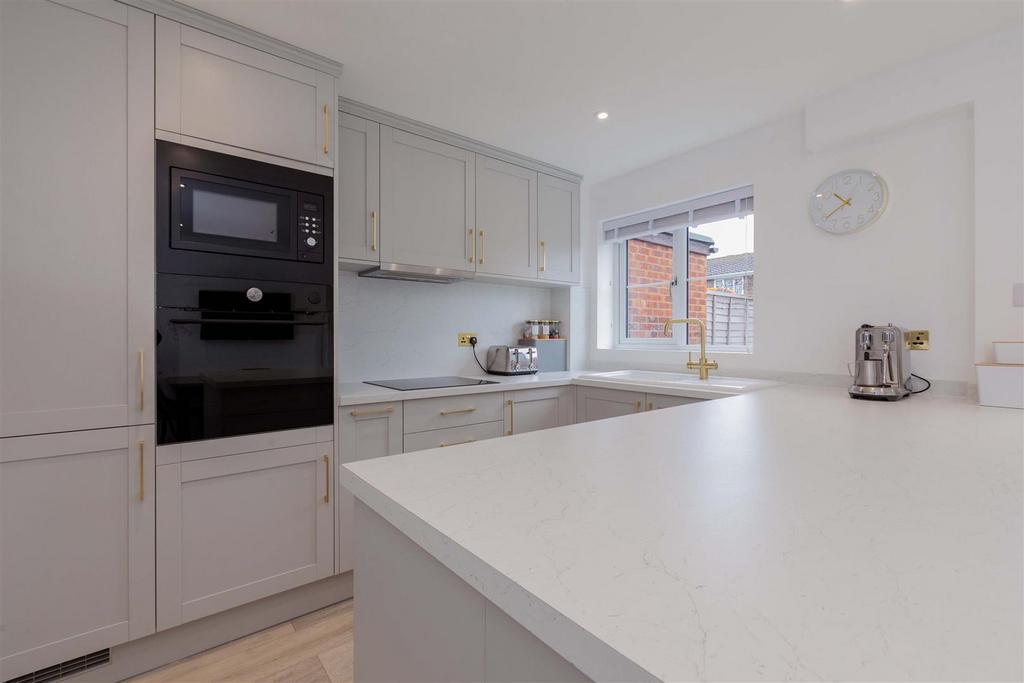 10 Purssell Close-9.jpg