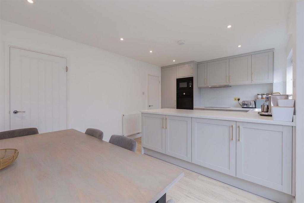 10 Purssell Close-8.jpg