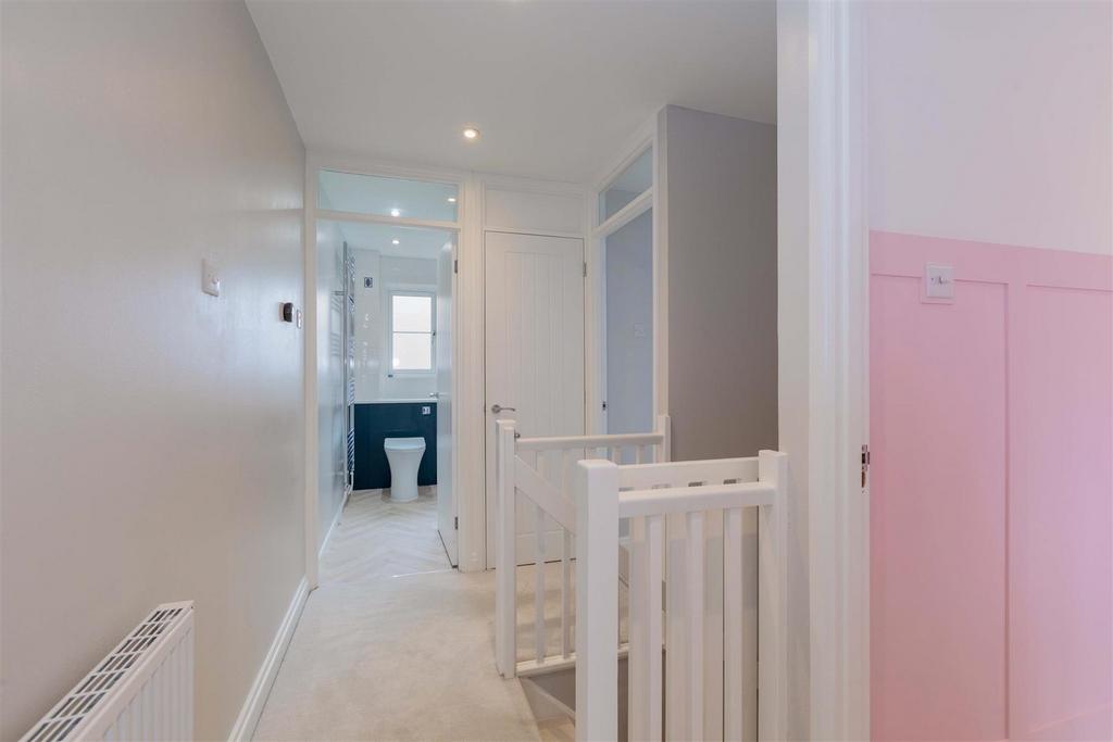 10 Purssell Close-13.jpg