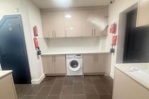6 bedroom detached house to rent, Gaveston Road, Slough