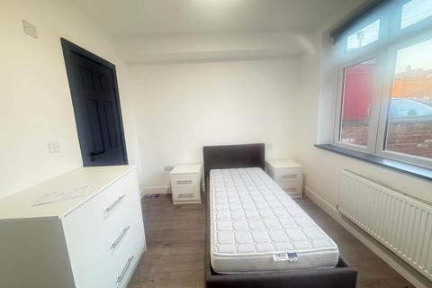 6 bedroom detached house to rent, Gaveston Road, Slough