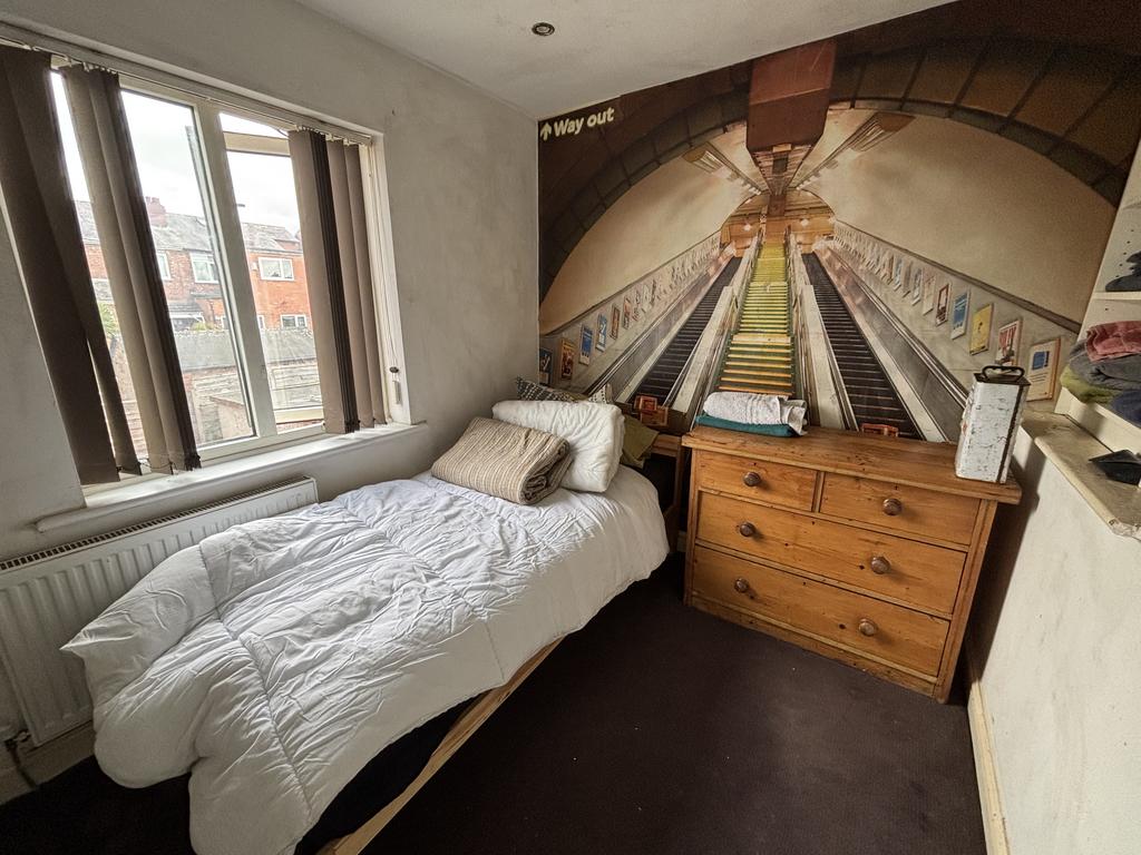 82 Forbes Road bed1.jpeg