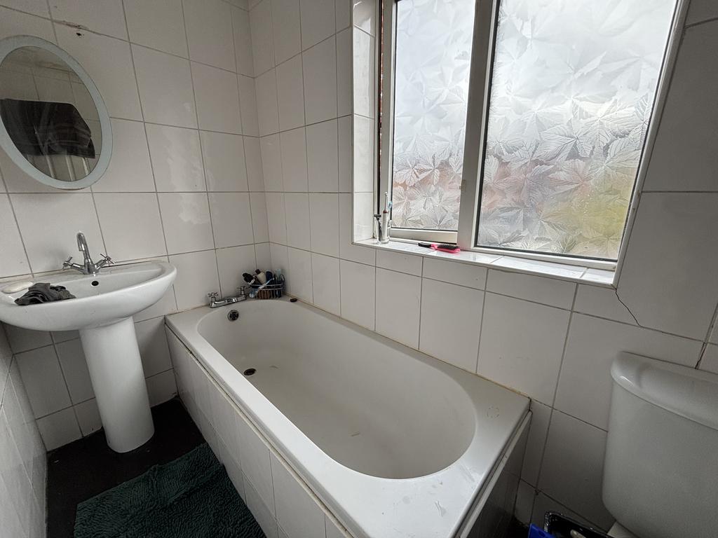 82 Forbes Road Bathroom.jpeg