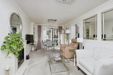 2 bedroom ground floor flat for sale, Southfields Road, Eastbourne