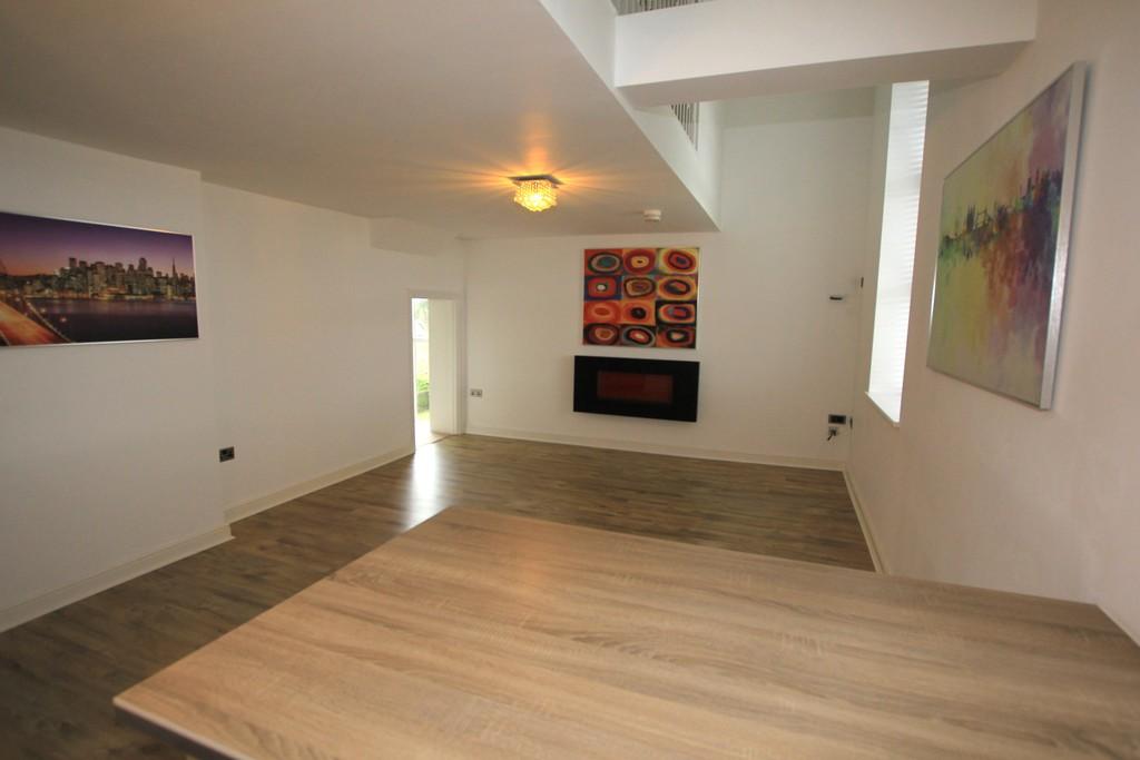 Kitchen/living area 4