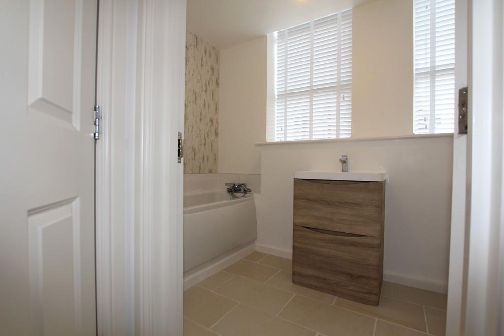 Main bathroom 2