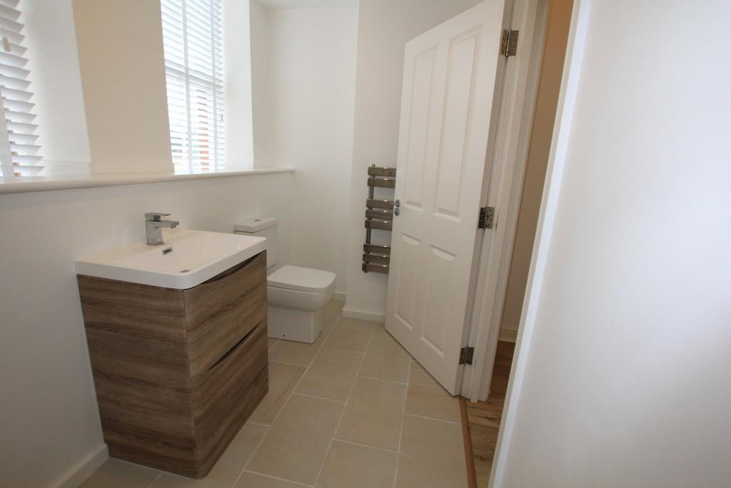Main bathroom 3