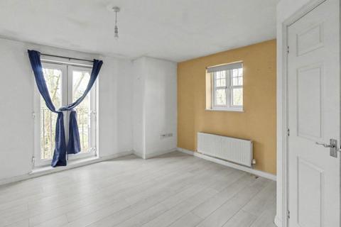 2 bedroom flat to rent, Greenwood Gardens, Nottingham, NG9 4JR
