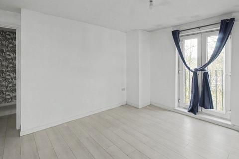 2 bedroom flat to rent, Greenwood Gardens, Nottingham, NG9 4JR