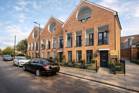 19 bedroom property with land for sale, Queensway, Enfield