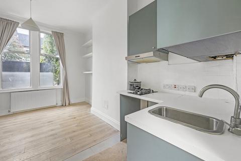 Studio to rent, Hermitage Road, London N4