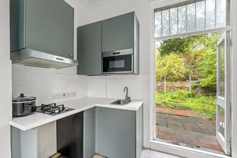 Studio to rent, Hermitage Road, London N4