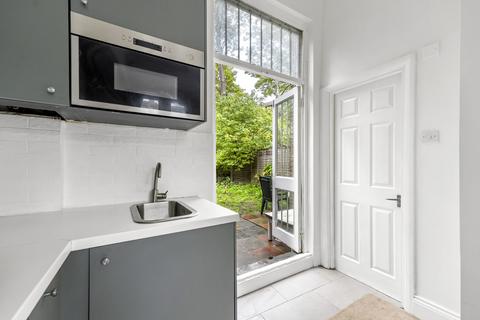 Studio to rent, Hermitage Road, London N4