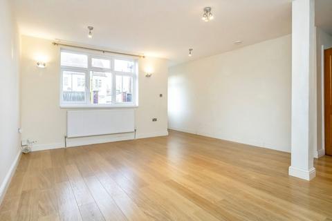2 bedroom flat to rent, Upper Farm Road, West Molesey KT8