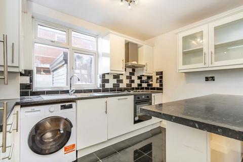 2 bedroom flat to rent, Upper Farm Road, West Molesey KT8