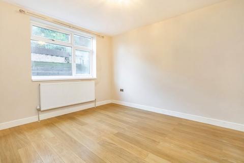 2 bedroom flat to rent, Upper Farm Road, West Molesey KT8