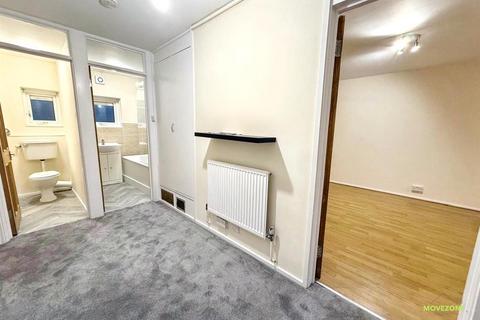 2 bedroom flat to rent, Saxville Road, Orpington, BR5
