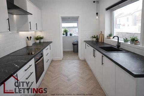 5 bedroom terraced house to rent, Queens Road, Beeston