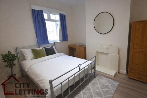 5 bedroom terraced house to rent, Queens Road, Beeston