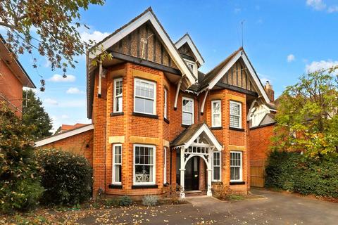 2 bedroom flat for sale, Claremont Avenue, Surrey GU22