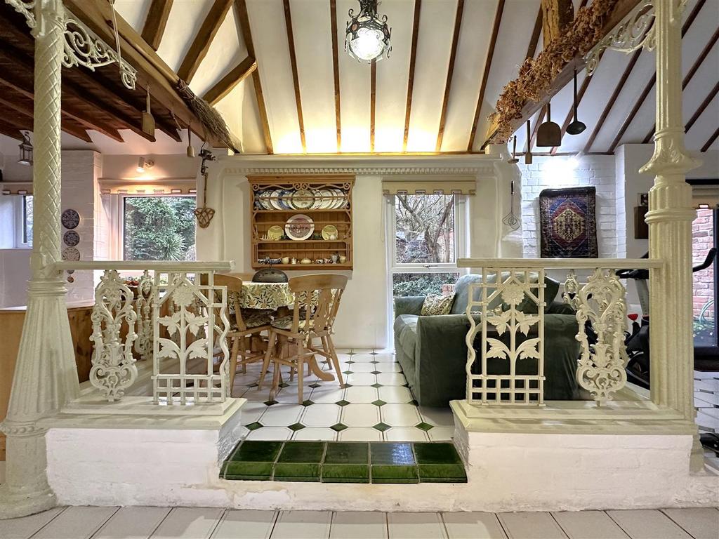 Dining Area With Band Stand 076