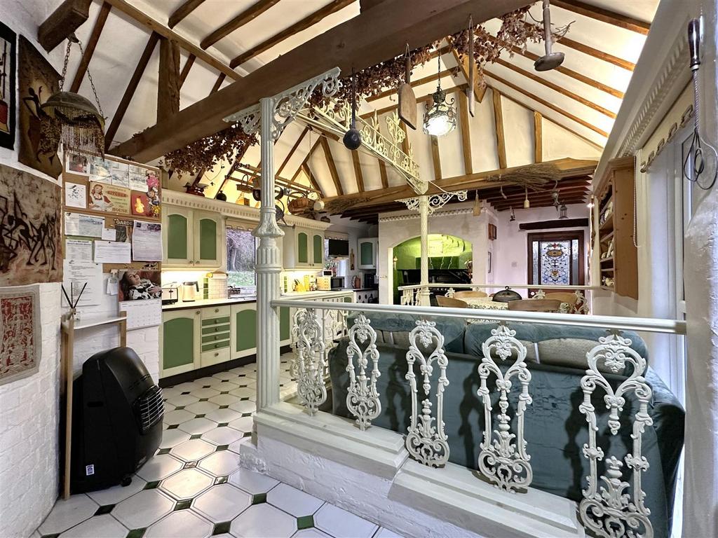 Large Kitchen Space 086