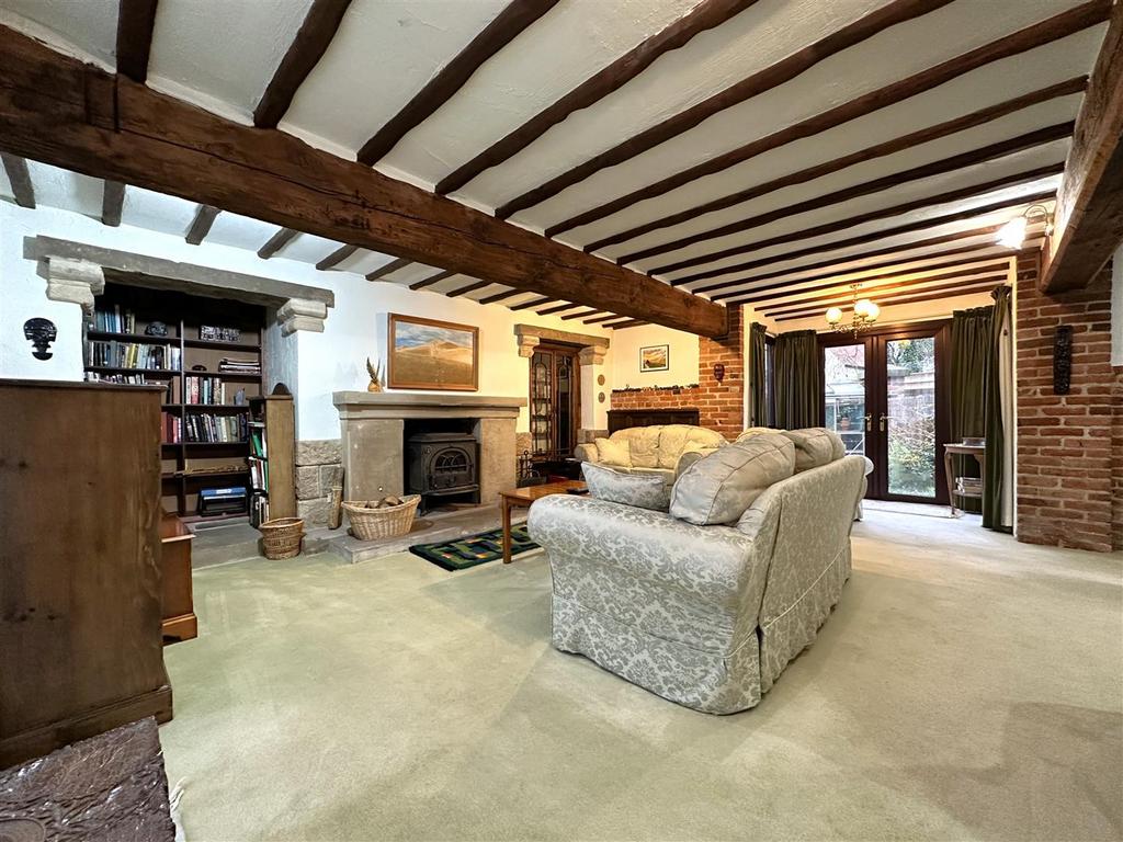 Sizeable Lounge With French Doors  005