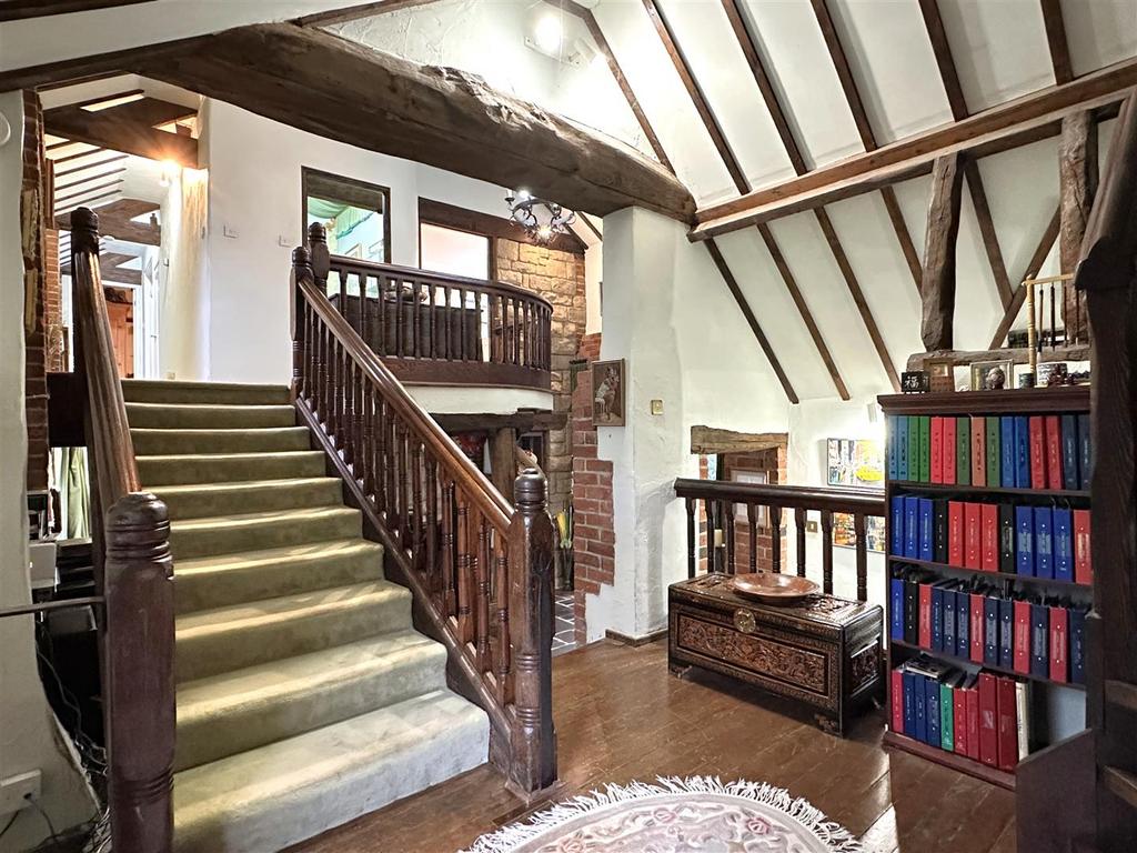 Mezzanine Floor 953