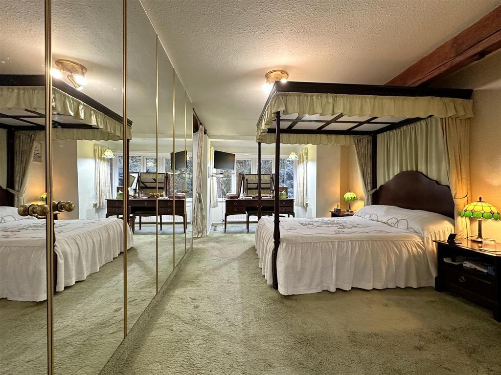 Bay-Fronted Master Bedroom 891