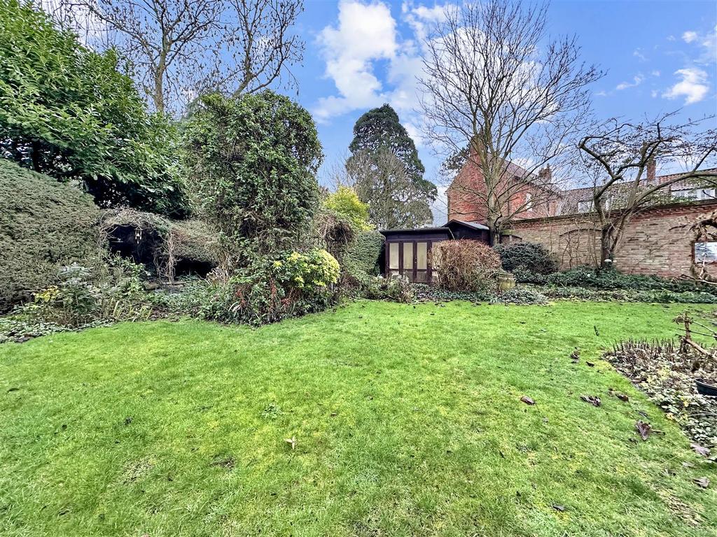 Lovely Private Garden 878