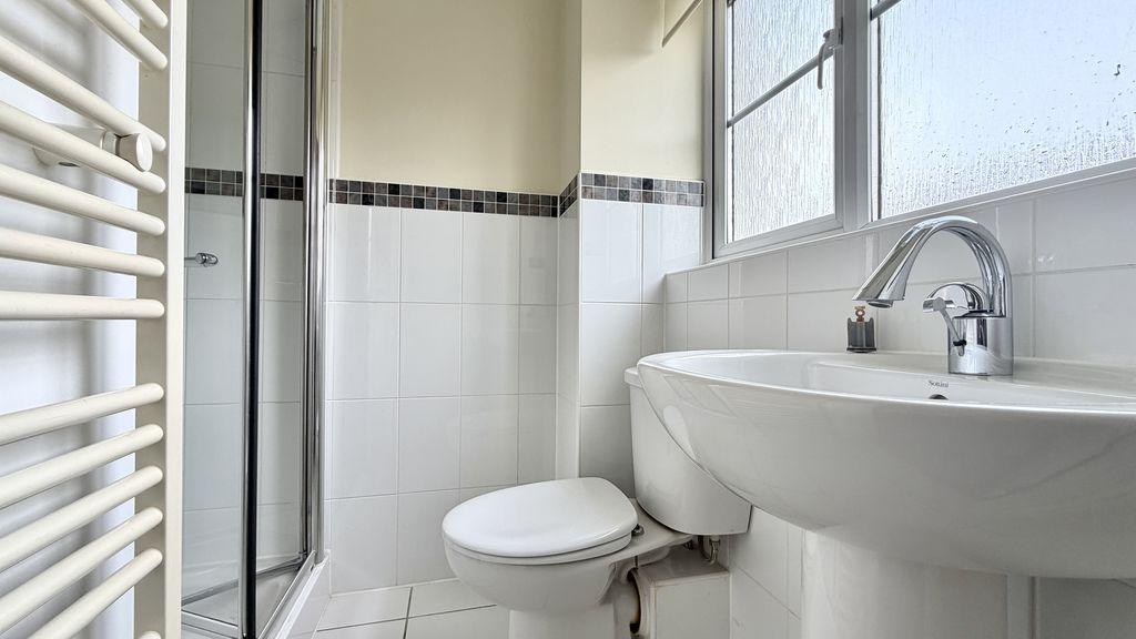 En Suite to Bedroom