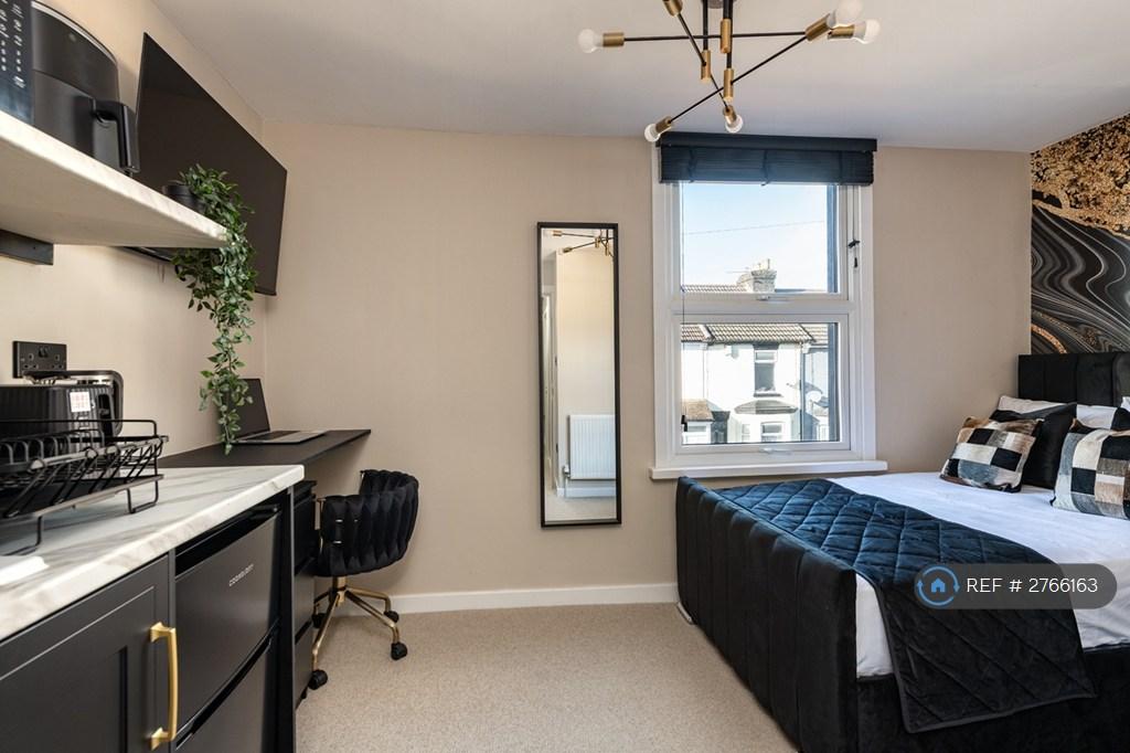 Room 5 - Kitchenette Ensuite Room