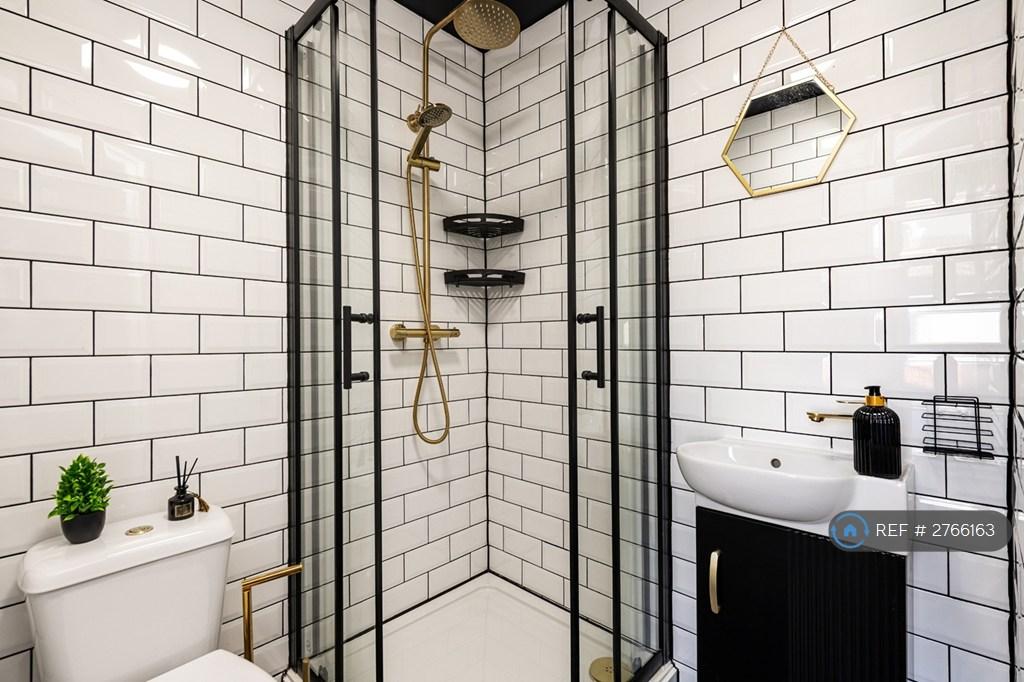 Room 5 - Ensuite