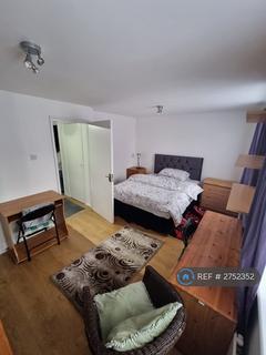 1 bedroom in a house share to rent, Harlinger Street, London, SE18