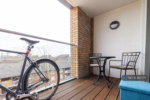 2 bedroom flat to rent, Chamberlain Court, London, SE16
