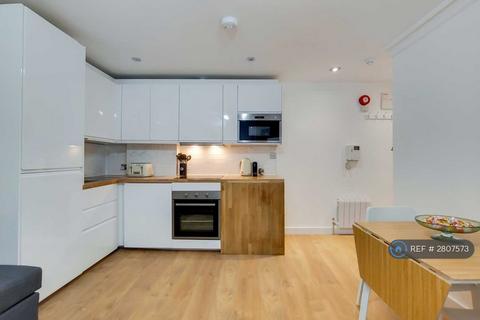 Studio to rent, Clanricarde Gardens, London, W2