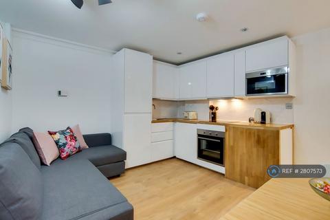 Studio to rent, Clanricarde Gardens, London, W2