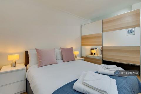 Studio to rent, Clanricarde Gardens, London, W2