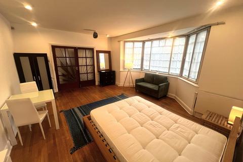 1 bedroom in a house share to rent, Clarence Avenue, London SW4