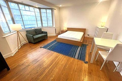 1 bedroom in a house share to rent, Clarence Avenue, London SW4