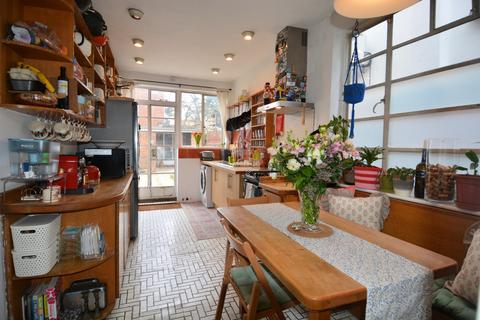 1 bedroom in a house share to rent, Clarence Avenue, London SW4